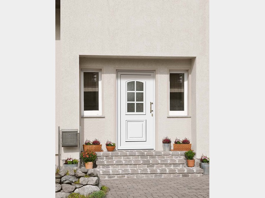 Weiße Haustür mit Bogenfenster und Treppe