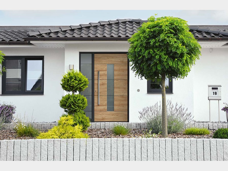 Eichenfarbene Haustür, minimalistisches Haus