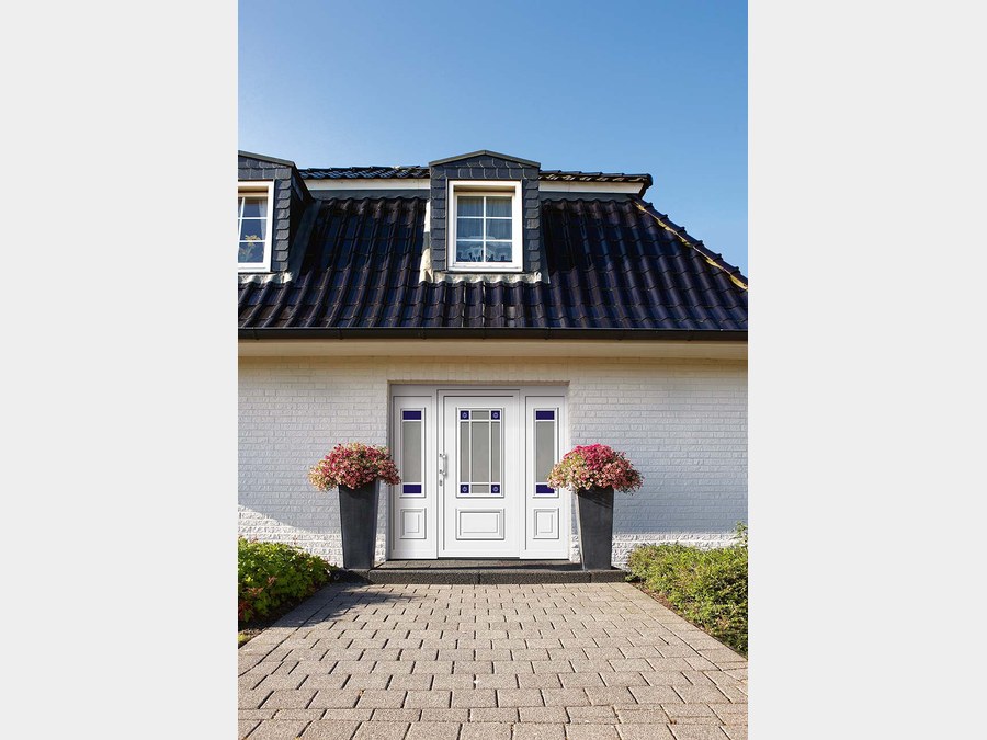 Weiße Haustür mit blauen Glaselementen