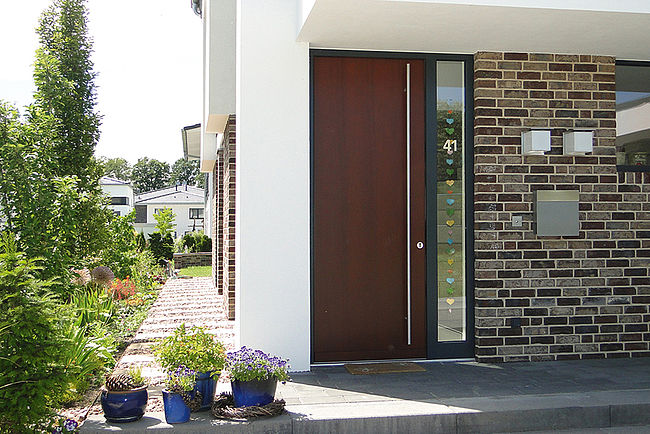 Moderne Holzhaustür aus Meranti