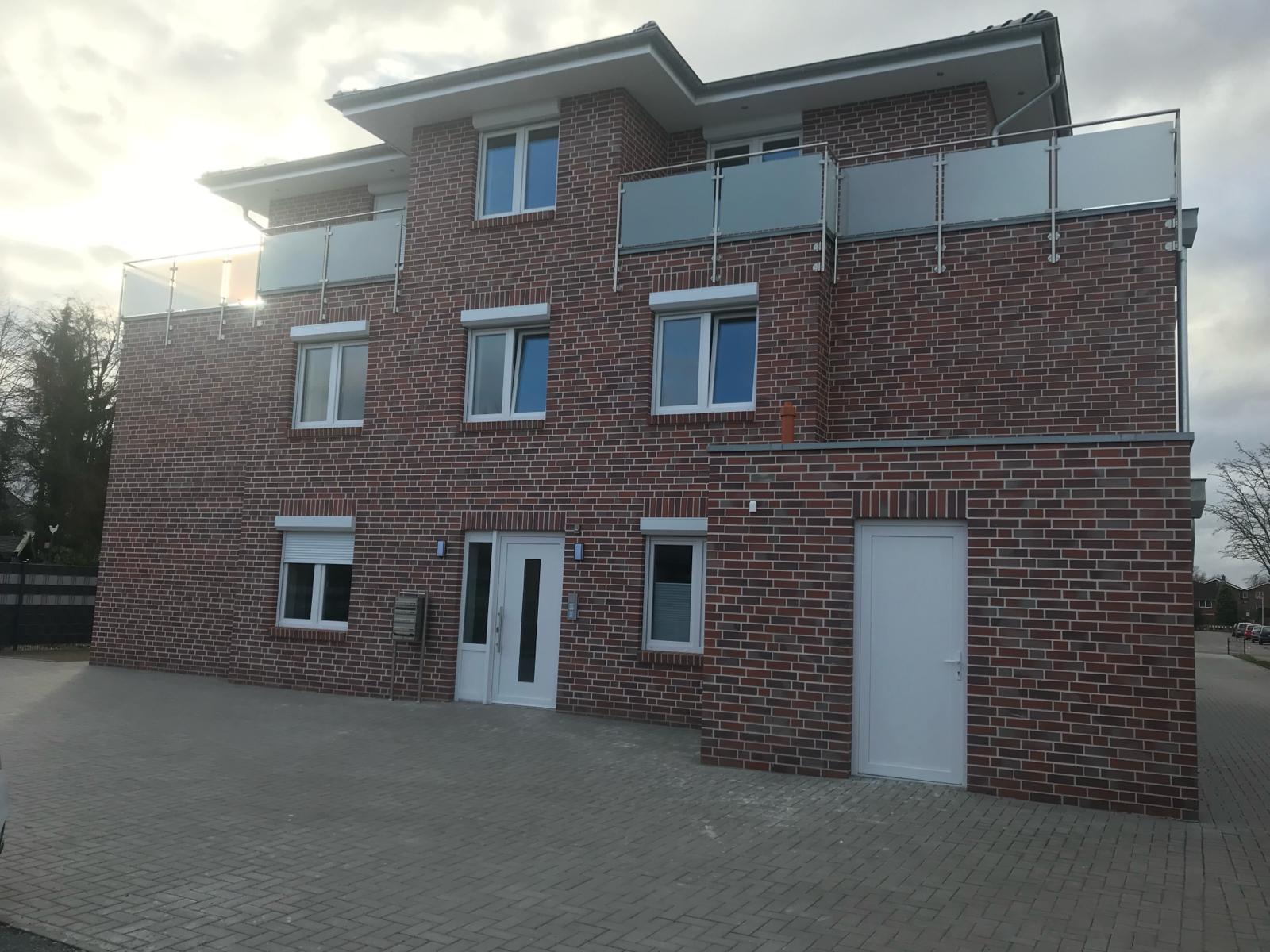 Referenzprojekt Mehrfamilienhaus mit Glasbalkonen