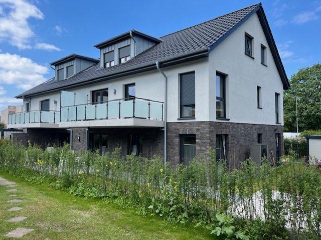 Referenzprojekt Neubau mit Glasbalkon
