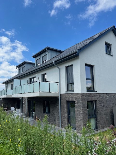 Referenzprojekt Neubau mit Balkon und Fensterfront