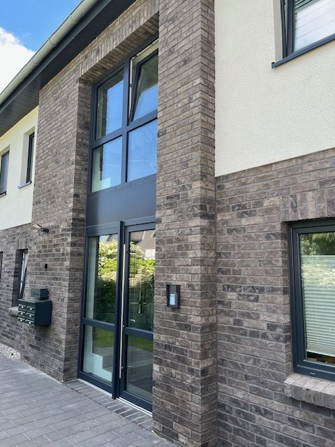 Referenzprojekt Ganzglas-Haustür im Klinkerhaus